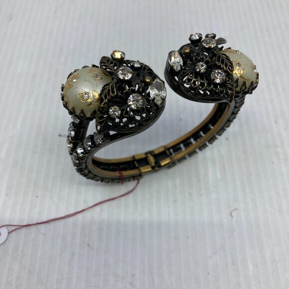 Vtg Hattie Carnegie ? faux pearl clamper bracelet - Picture 6 of 6